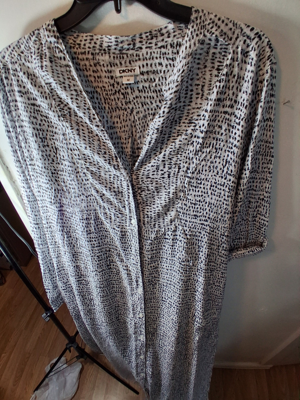 DKNY Black & White Printed V-Neck Button-Front Women's Top